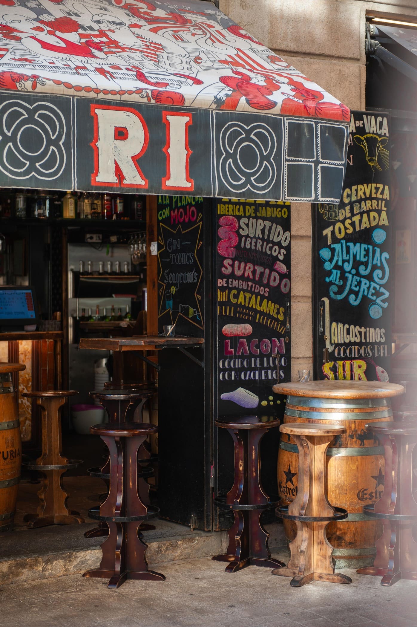 mesa exterior del local