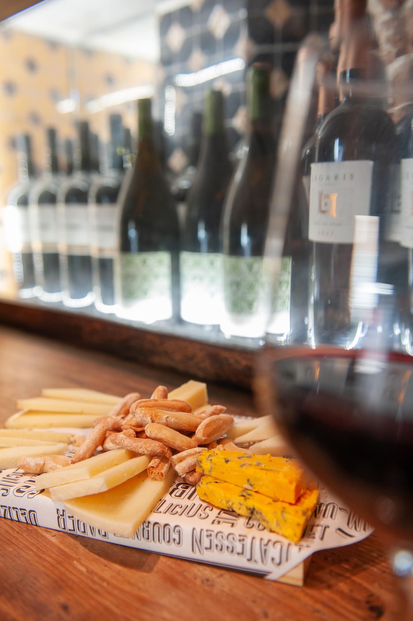 tabla de quesos y copa de vino